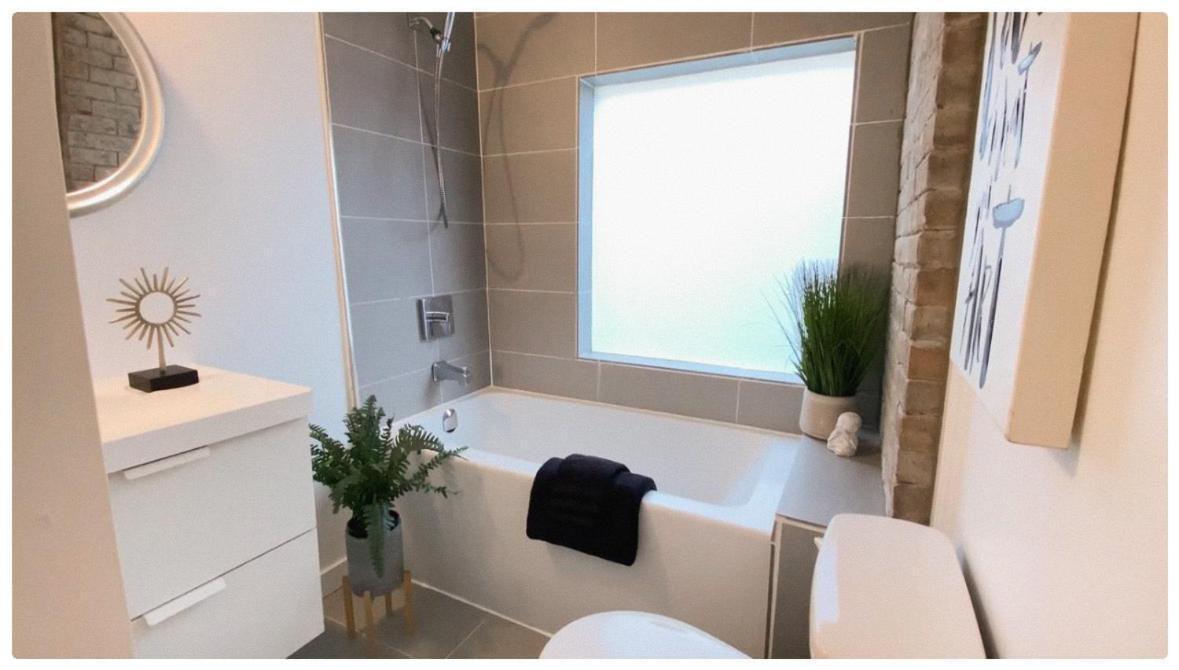 The Stays - Private Cozy 1 Bhr Apt On Main Floor 토론토 외부 사진